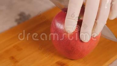 在木板上切苹果。 水果散了. 切片在不同的方向上脱落。